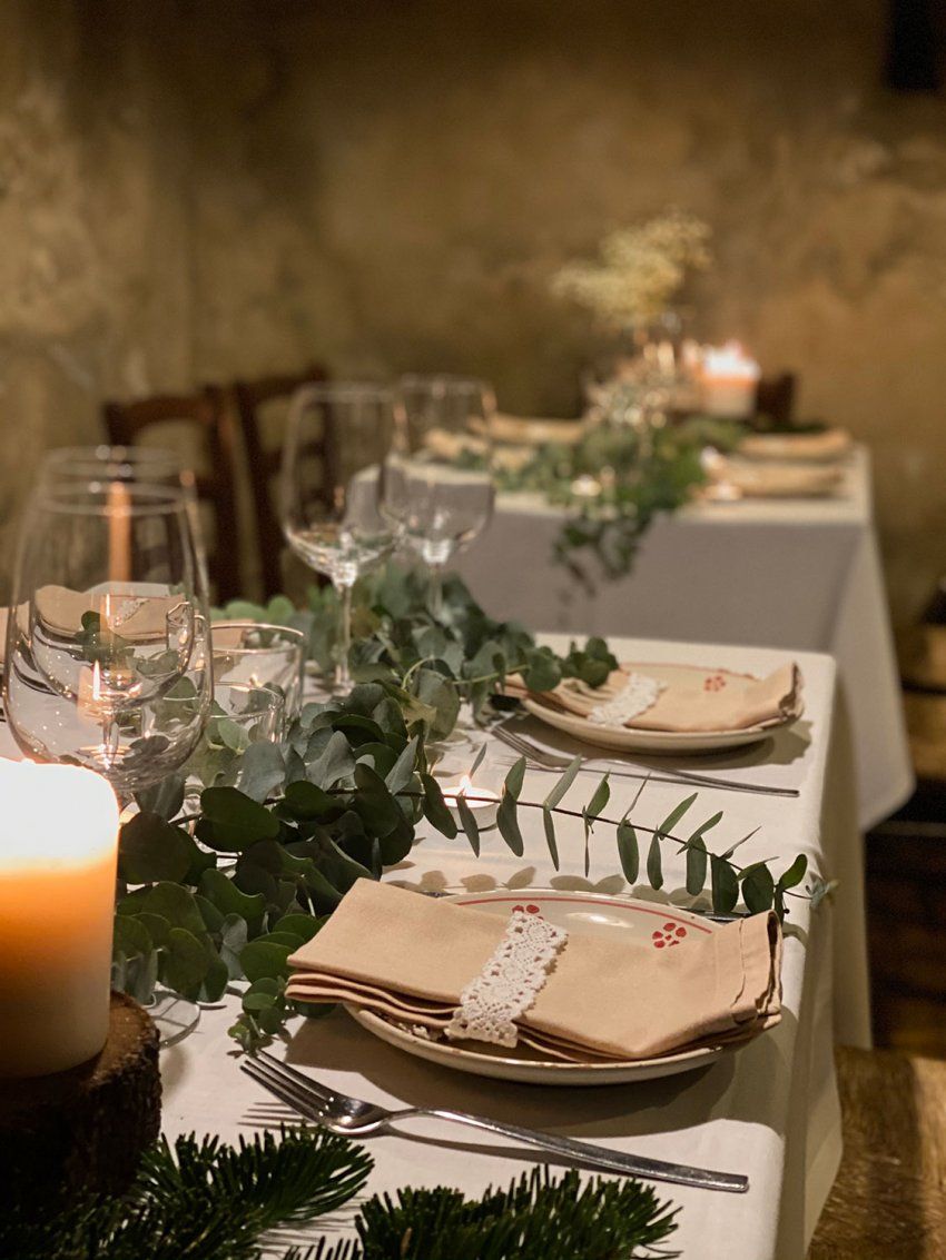Detalles de mesas decoradas para celebración en interior de restaurante