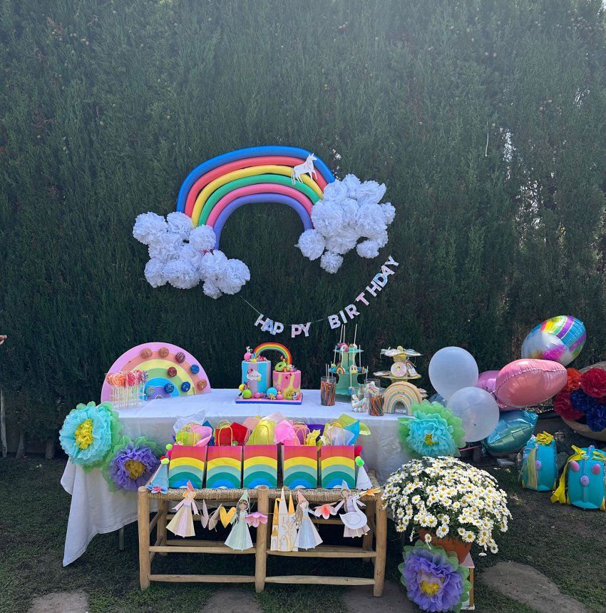 Mesa de cumpleaños infantil en jardín exterior