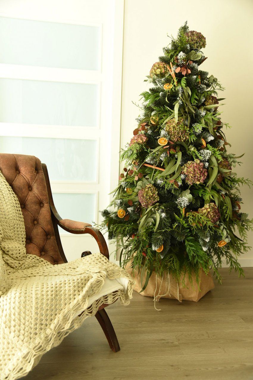 Árbol de Navidad decorativo en interior