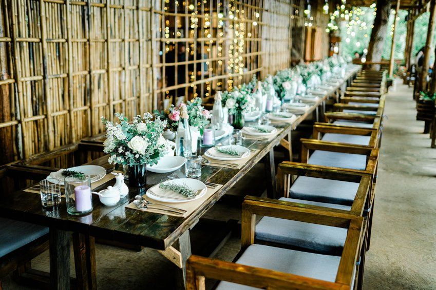 Gran mesa decorada y preparada para celebración