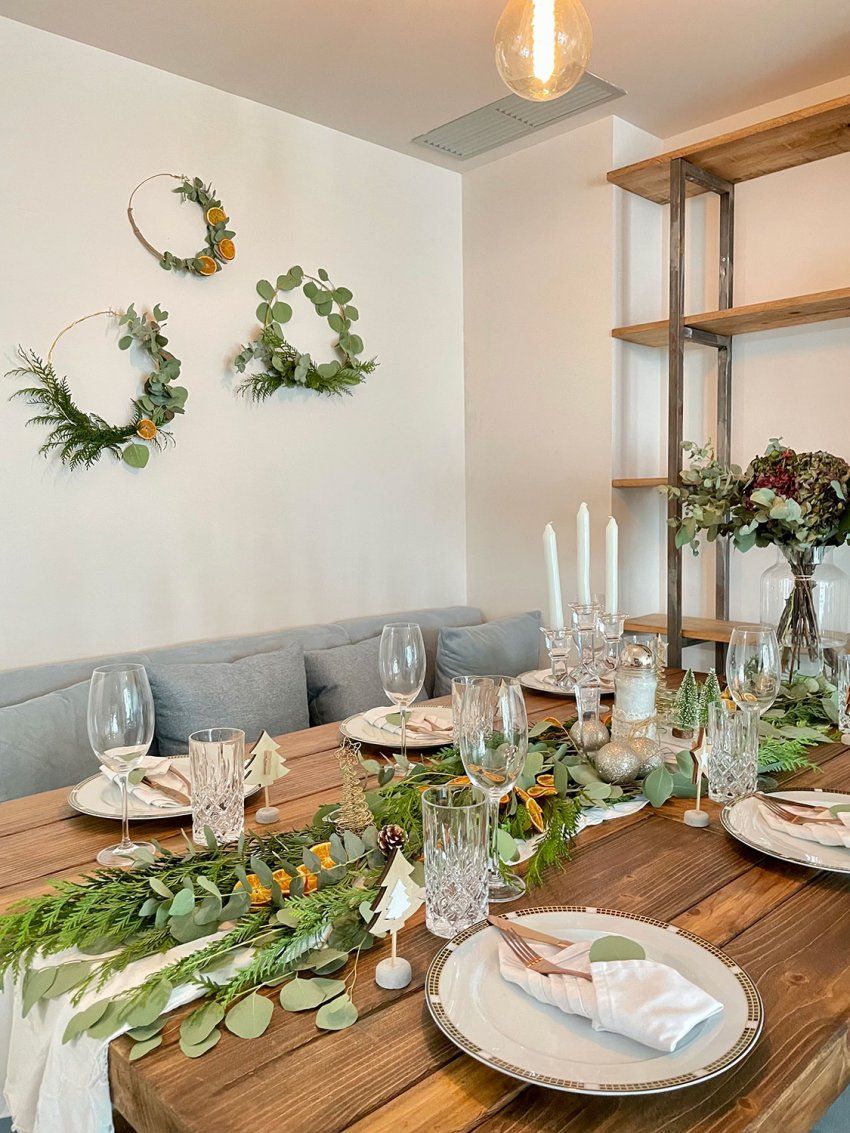 Decoración de mesa de madera para celbra ción con detalles de flores