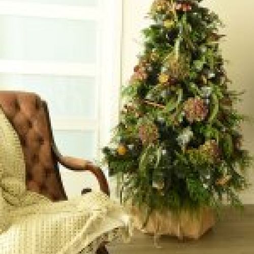 Árbol de Navidad decorativo en interior