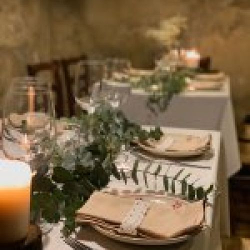 Detalles de mesas decoradas para celebración en interior de restaurante