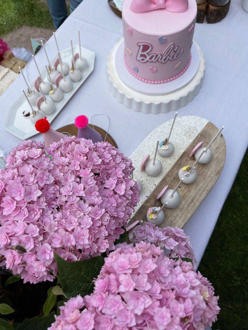 Decoración de mesa de cumpleaños con flores