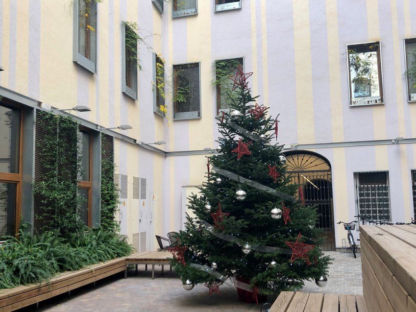 Árbol de Navidad decorativo en terraza grande exterior