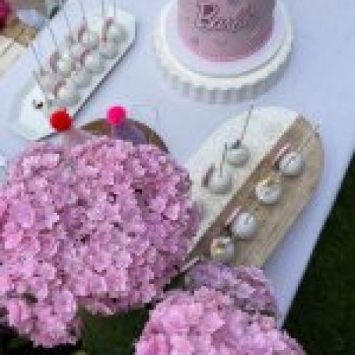 Decoración de mesa de cumpleaños con flores