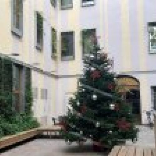 Árbol de Navidad decorativo en terraza grande exterior