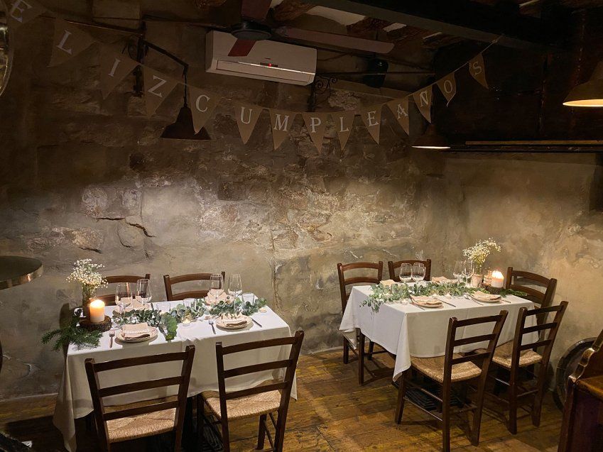 Mesas de cumpleaños decoradas en interior de restaurante