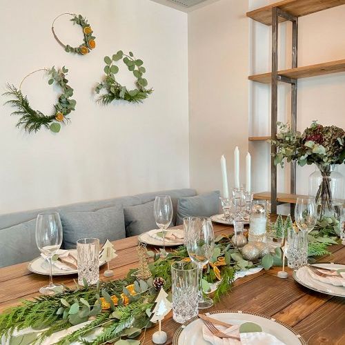 Decoración de mesa de madera para celbra ción con detalles de flores