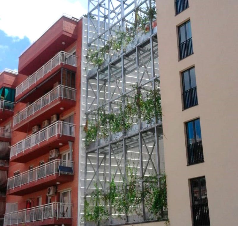 Fachada del Motel One con elementos vegetales en las ventanas